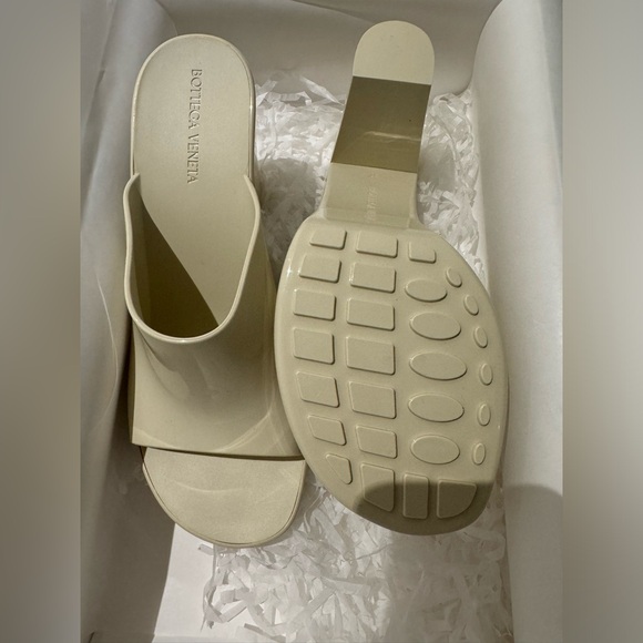 BOTTEGA VENETA
Beige Rubber Heeled Sandals - Picture 5 of 13